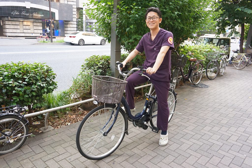 自転車に乗る訪問看護師
