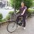 自転車に乗る訪問看護師